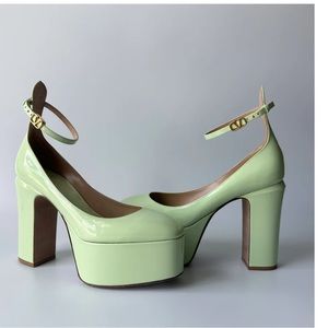 ❤️❤️VALENTINO GARAVANI
 
Tan-go Platform Pump In Ap4 Ambro…❤️❤️